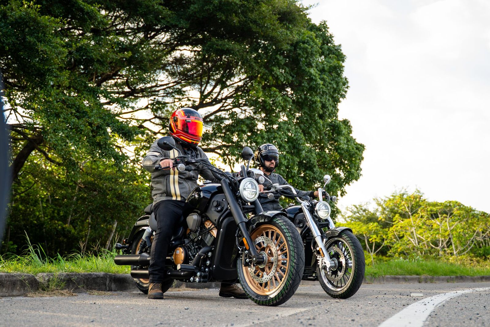 Duas motocicletas SBM Denver 400 paradas à beira de uma estrada arborizada